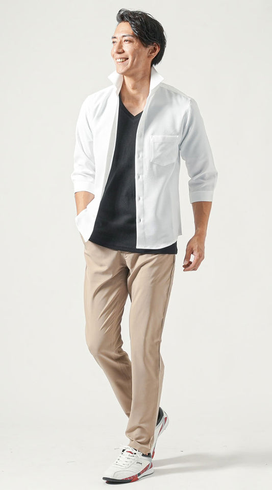 白七分袖シャツ　黒半袖VネックTシャツ　ベージュテーパードカチノパンツ　白スニーカー　snp_ou2067