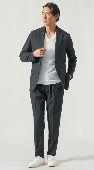 黒セットアップスタイルが決まる！自然とカッコよく見える黒セットアップ×インナーコーデ例