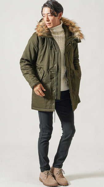 メンズにおすすめの30代向けデートニットコーデ タートルネックニットとカーキのアウターを合わせた冬の防寒スタイル