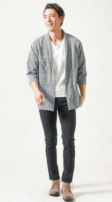 グレーのトップス・グレーのアウターと合わせた黒パンツのメンズコーデ例