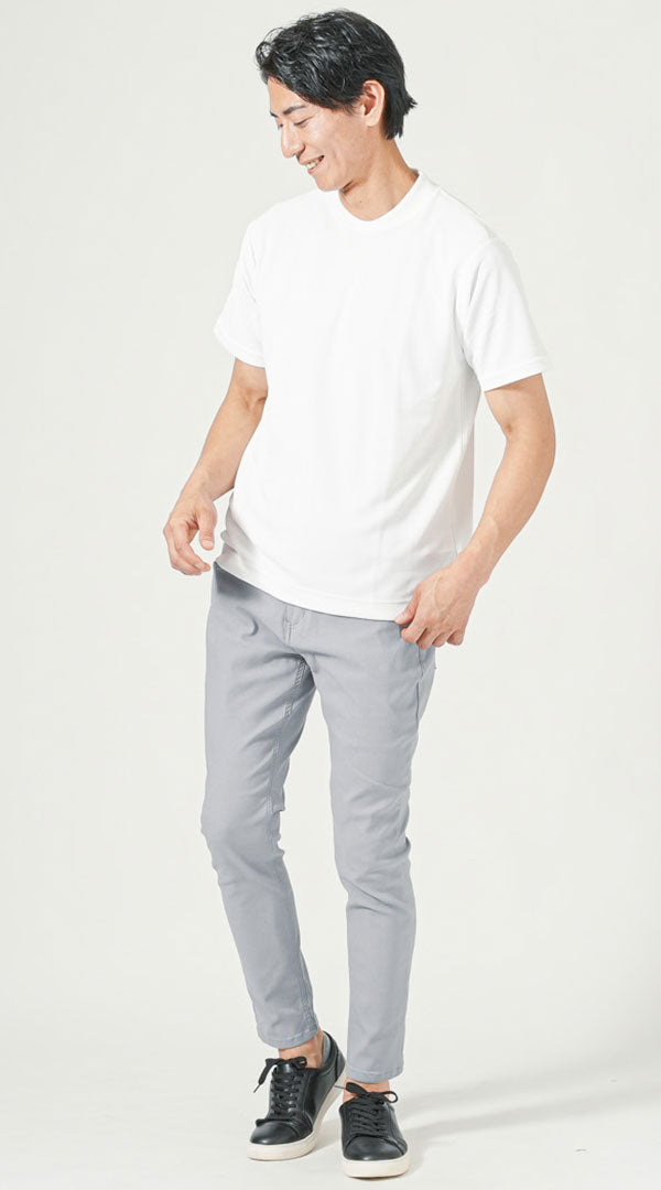 白半袖VネックTシャツ　グレースキニーテーパードアンクルチノパンツ　黒スニーカー　snp_pv1264