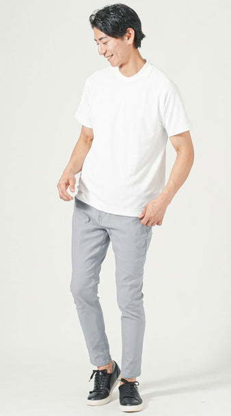 40代メンズにおすすめの白Tシャツとグレーパンツを使った夏フェスコーデ