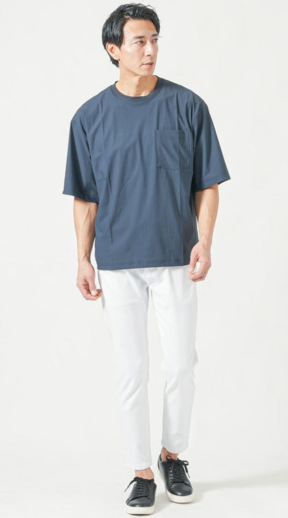 50代男性の夏のオフィスカジュアルにおすすめなネイビーTシャツと白スラックスの組み合わせ。体型を拾わない設計がポイント。