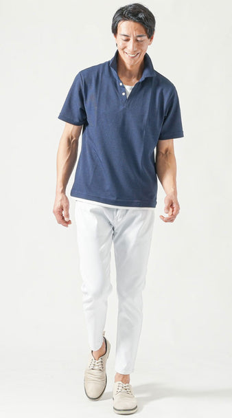 夏のプールデートに合うネイビーポロシャツと白パンツの清潔感あるメンズコーデ