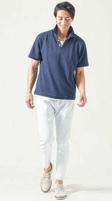 清涼感と落ち着きを両立した40代男性のネイビーポロシャツ×白テーパードパンツ夏旅行スタイル