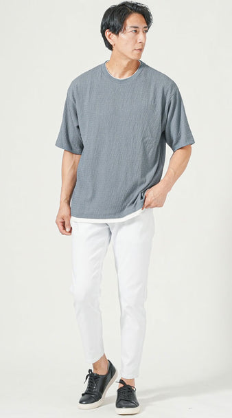 グレーの楊柳フェイクレイヤードTシャツと白パンツを使った30代メンズコーデ