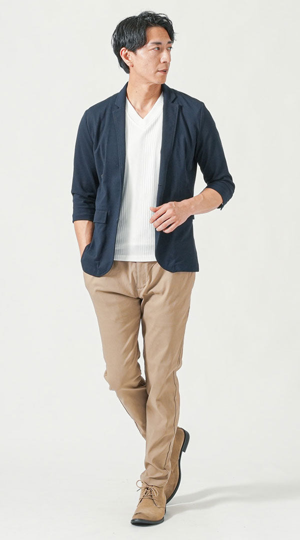ネイビー七分袖テーラードジャケット　白半袖VネックTシャツ　ベージュテーパードチノパンツ　ベージュチャッカブーツ　snp_pt0747