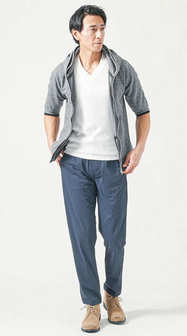 グレージップ五分袖パーカー　白Vネック半袖Tシャツ　ネイビーテーパードパンツ　ベージュチャッカブーツ　snp_pp0568