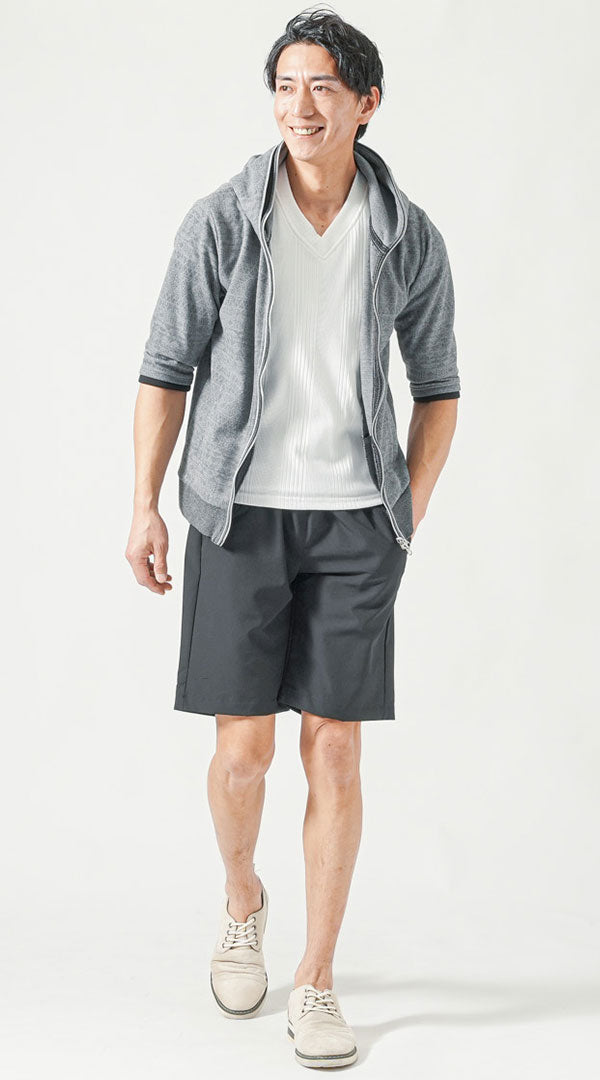 グレーパーカーと黒短パン合わせた洗練カジュアル街コーデ