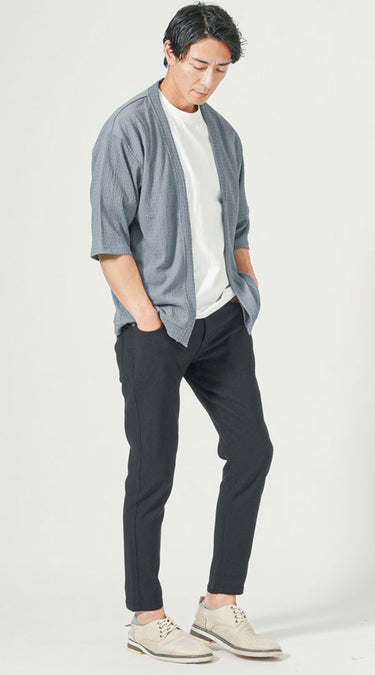 メンズにおすすめのテーパードパンツをはいた男性