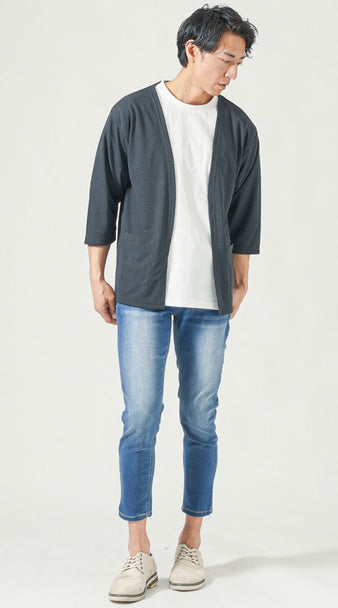 チャコールカーディガン、白Tシャツ、ブルーデニムを使った身長を高く見せる三色コーデ