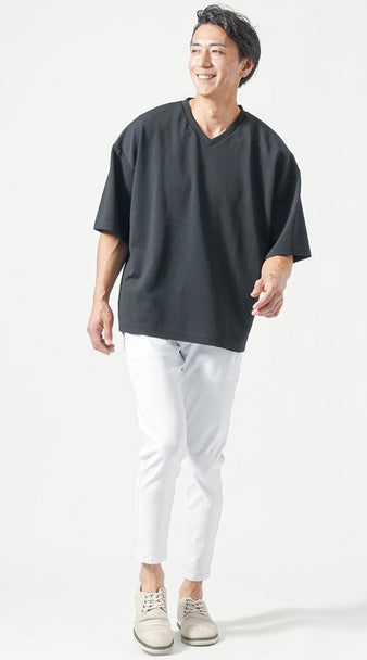 黒のVネックTシャツに白スリムパンツを合わせた夏の清涼感ある大人コーディネート