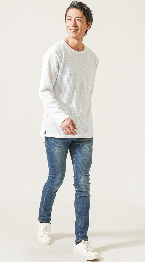 白長袖Tシャツ　ネイビーデニムパンツ　白スニーカー　メンズ コーデ 40代 50代 男性 人気 冬 に合う おすすめ 着こなし おしゃれ かっこいい
