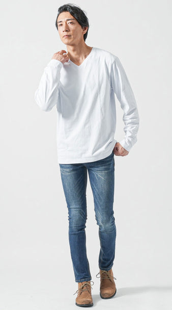 白長袖Tシャツとヴィンテージ風デニムのコーデ・ブラウンブーツでまとめた大人カジュアルスタイル