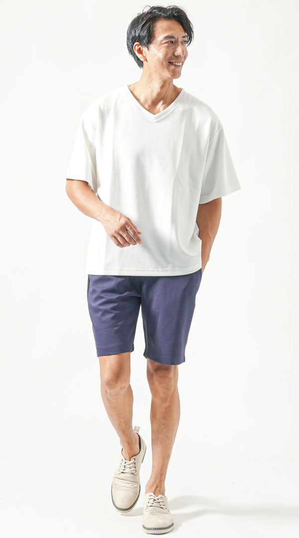 ゆったり白Tシャツとネイビー短パンを合わせたYラインシルエットコーデ