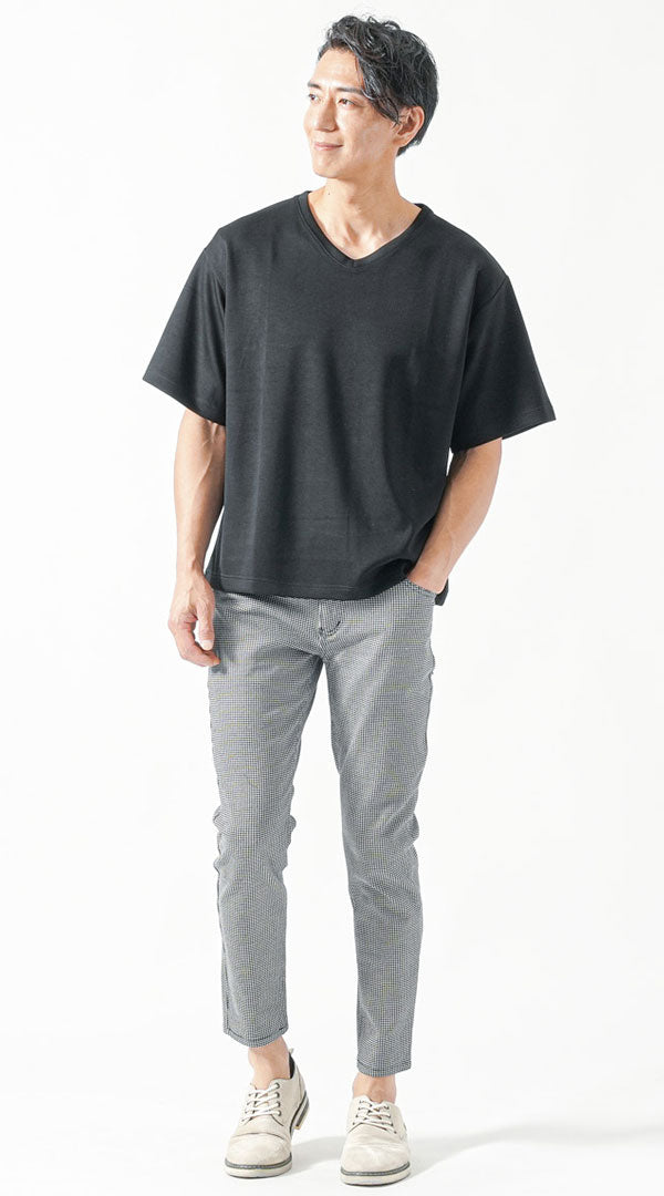 黒Tシャツにグレーの千鳥格子パンツを合わせた上品カジュアルなメンズコーデ
