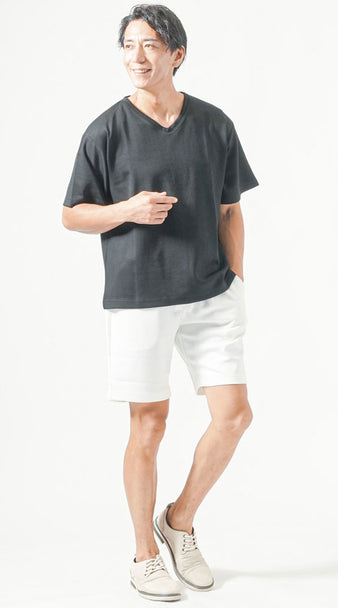 黒のオーバーサイズTシャツと白ハーフパンツを合わせた、ダサく見えない大人の夏コーデ