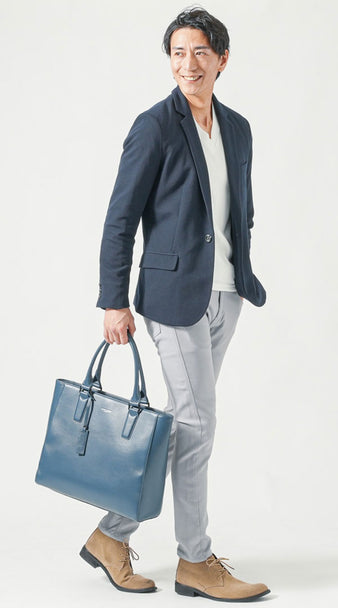 40代メンズにおすすめのネイビージャケットとグレーパンツの春コーデ