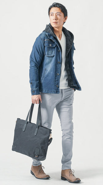 メンズにおすすめの1泊旅行コーデ・デニムジャケットとグレーパンツに黒の2WAYトートバッグを合わせた着こなし