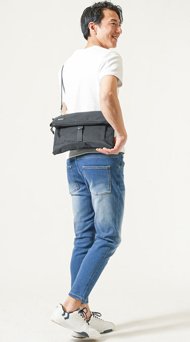 おしゃれに見える50代メンズのショルダーバックコーデ例