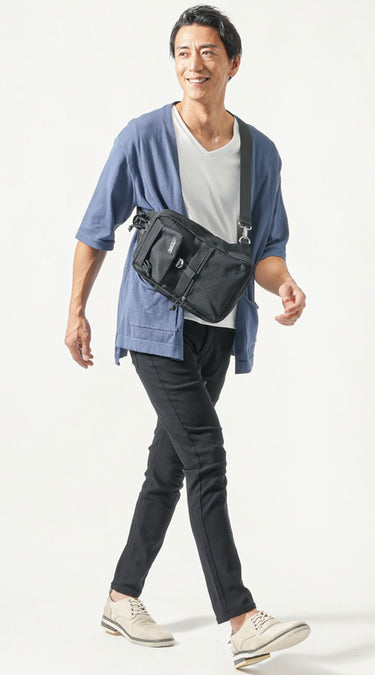 春の旅行にぴったりな40代男性のリラックスカーディガンと黒パンツの軽快コーデ