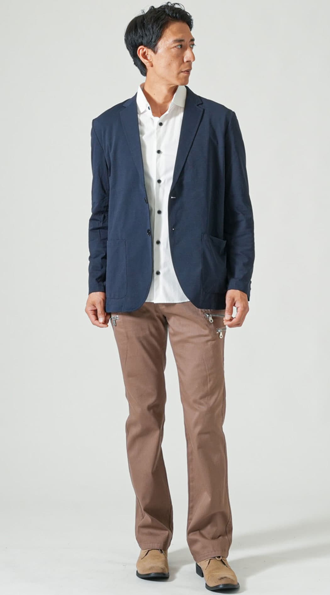 ネイビー長袖テーラードジャケット　白長袖スリムフィットシャツ　ベージュブーツカットフレアカーゴパンツ　ベージュブーツ　snp_qa0876