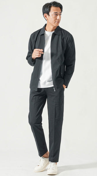 白Tシャツを合わせたジップアップ黒セットアップのカジュアルコーデ