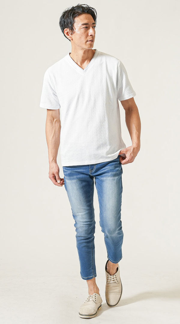 白半袖VネックTシャツ　ブルーアンクルデニムパンツ　グレーシューズ　メンズ コーデ 40代 50代 男性 人気 夏 に合う おすすめ 着こなし おしゃれ かっこいい