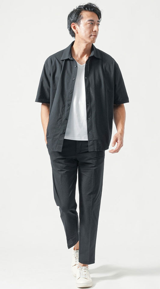 黒セットアップ　黒半袖シャツ　白半袖VネックTシャツ　黒テーパードパンツ　白スニーカー　snp_ou1074