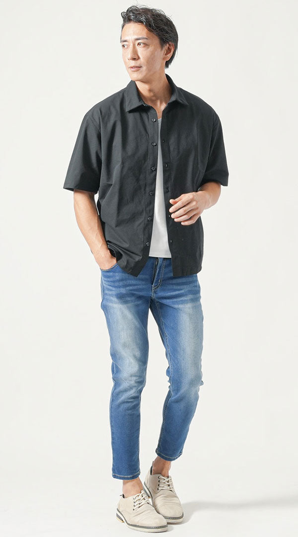 黒半袖シャツ　白半袖VネックTシャツ　ブルースキニーアンクルデニムパンツ　グレーシューズ メンズ コーデ 40代 50代 男性 人気 夏 に合う おすすめ 着こなし おしゃれ かっこいい