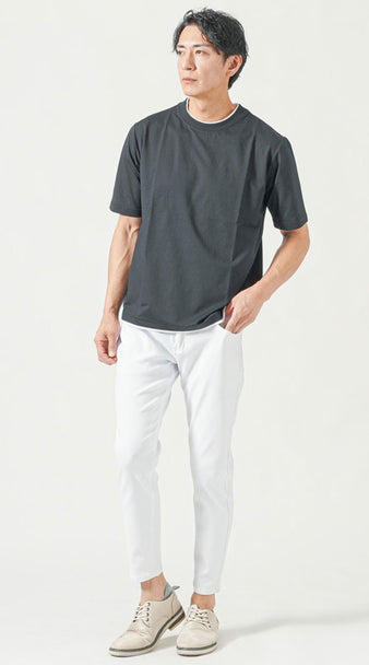 フェイクレイヤードTシャツと白パンツを合わせた夏の爽やかコーデ