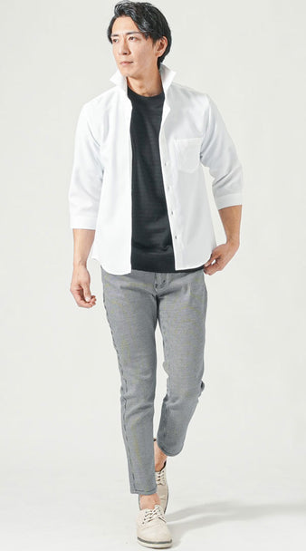 40代男性の夏の飲み会向けコーデ 白の七分袖シャツに黒Tシャツを重ね着し、千鳥格子柄パンツとライトグレースエードシューズを合わせたスマートな大人スタイル