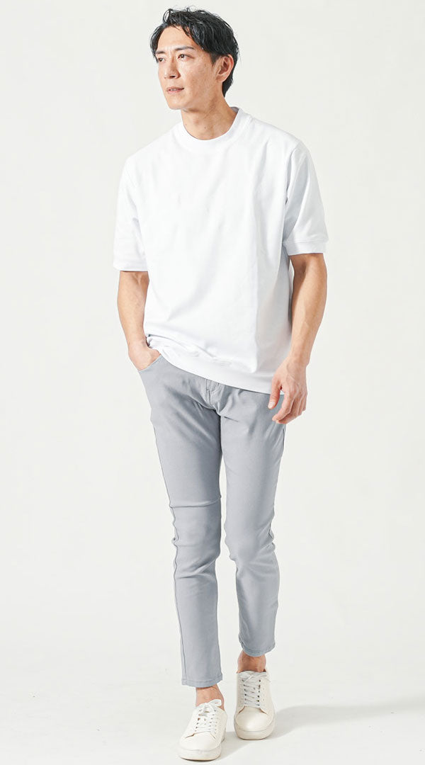 白Tシャツとライトグレーパンツを合わせた、清潔感とスタイリッシュさを兼ね備えた夏の大人コーディネート