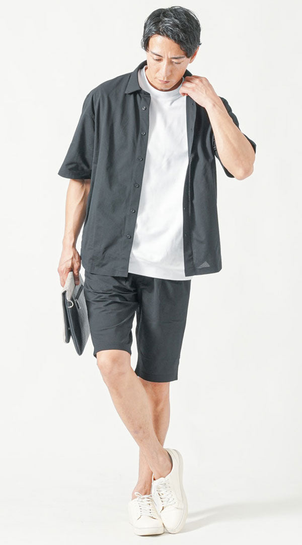 黒半袖シャツ　白半袖クルーネックTシャツ　黒ハーフパンツ　グレーシューズ　グレークラッチバッグ　snp_pr0940