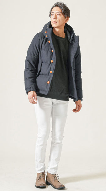 黒ダウンジャケットと白パンツを合わせた、40代男性の冬の飲み会スタイル