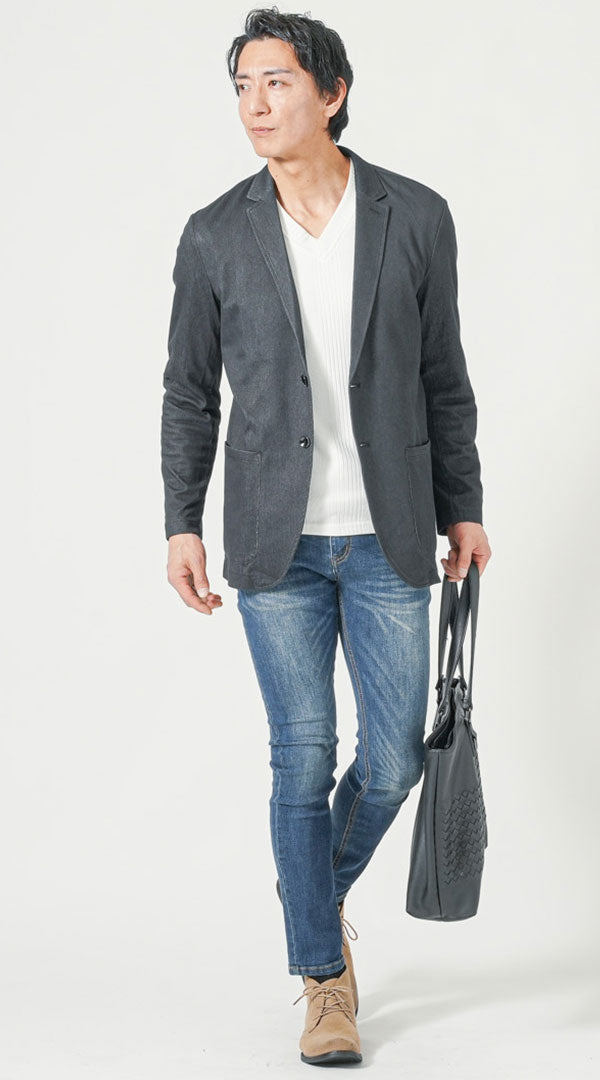 黒テーラードジャケット　白長袖VネックTシャツ　ネイビーテーパードデニムパンツ　ベージュチャッカブーツ　黒トートバッグ　snp_pn0737