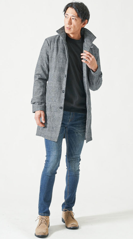 グレーイタリアンカラーロングコート　黒長袖裏起毛Tシャツ　ネイビーデニムパンツ　ベージュブーツ　snp_qc0365