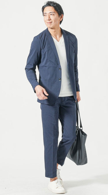 自然とカッコよく見えるネイビーセットアップ×インナーコーデ例