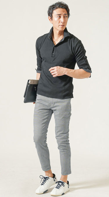 ライトグレーパンツ×ポロシャツの夏メンズコーデ