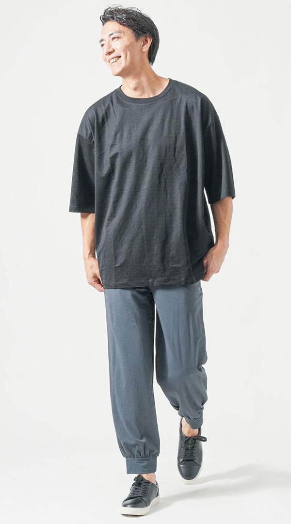 黒クルーネック半袖Tシャツ　グレージョガーパンツ　黒スニーカー メンズ コーデ 40代 50代 男性 人気 夏 に合う おすすめ 着こなし おしゃれ かっこいい