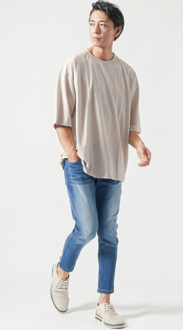 ベージュ半袖クルーネックTシャツ　ブルースキニーアンクルデニムパンツ　グレーシューズ メンズ コーデ 40代 50代 男性 人気 夏 に合う おすすめ 着こなし おしゃれ かっこいい
