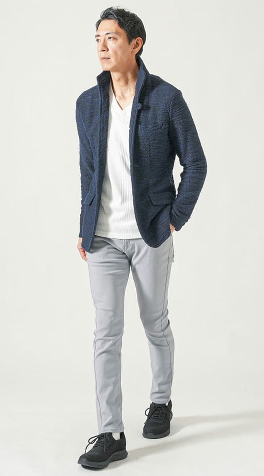 ネイビーイタリアンカラージャケット　白VネックＴシャツ　グレースキニーカラーチノパンツ・デニムパンツ　黒スニーカー　snp_qh0302