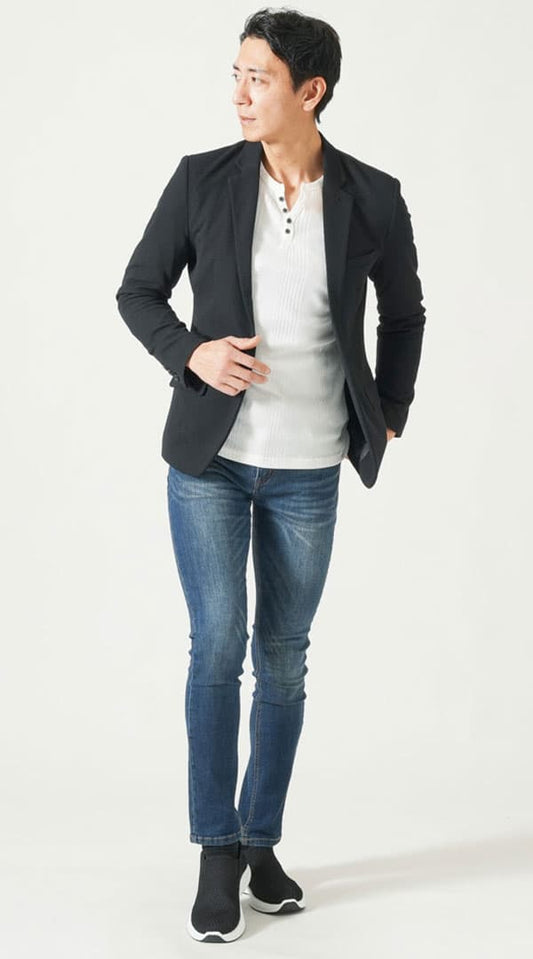 黒カットテーラードジャケット　白スリムフィット長袖ヘンリーネックＴシャツ　ネイビーテーパードストレッチデニムパンツ　黒スニーカー　snp_qh0080