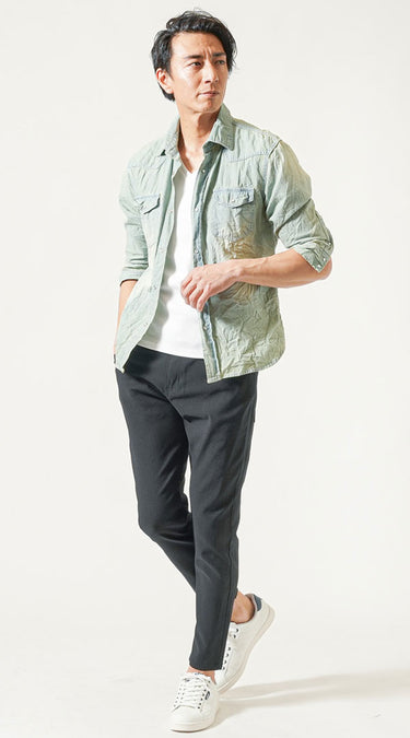 40代メンズにおすすめの黒スキニーパンツ×半袖シャツのコーデ例