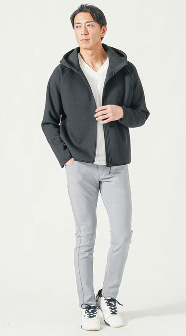 黒の服×ライトグレーパンツコーデ例