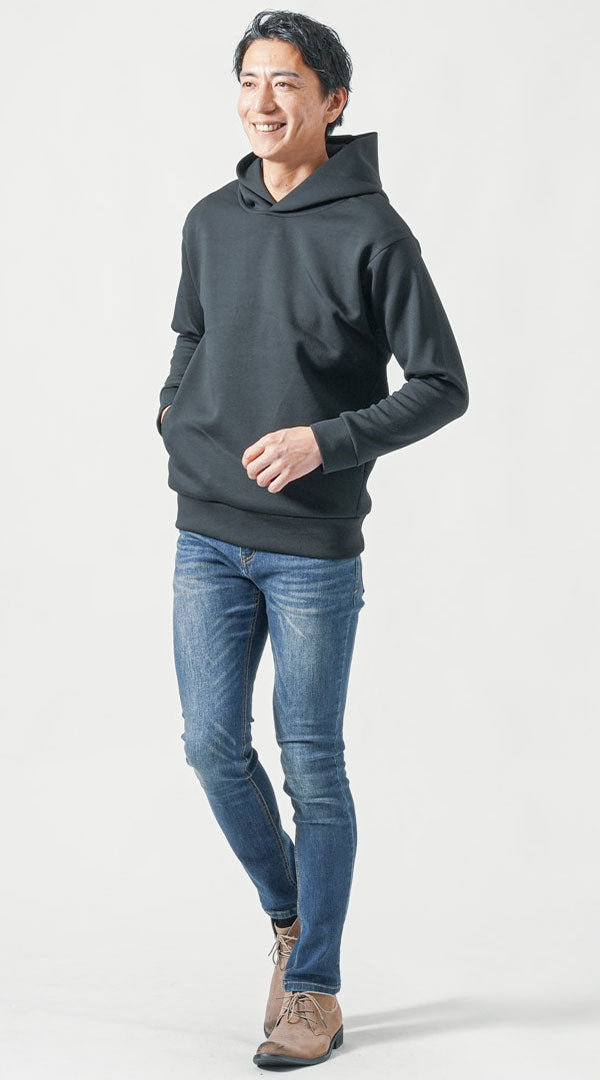 40代メンズにおすすめの黒プルオーバーパーカーとデニムを合わせたカジュアルでも清潔感のあるコーディネート