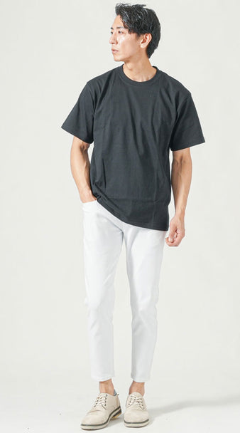 黒Tシャツと白パンツを合わせた夏のモノトーンミニマリストコーディネート