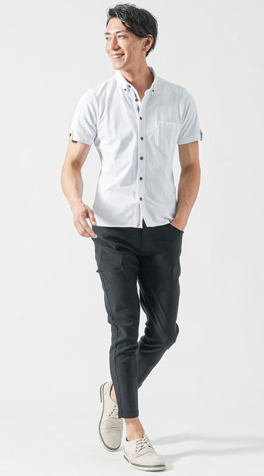 50代男性の夏旅行に最適な白半袖シャツ×黒パンツの清潔感ある大人コーデ