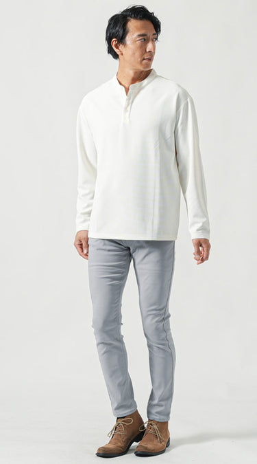 白やベージュなど明るい色のトップス×グレーのズボン