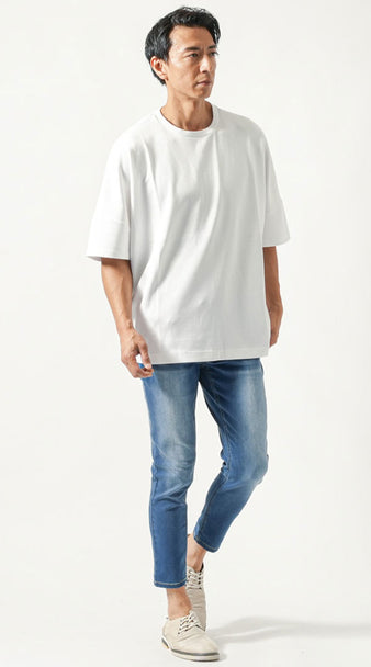 30代メンズの白Tシャツとジーンズを使った夏のカジュアルコーデ